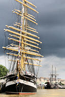 Bordeaux le 4 mâts Kruzenchtern devant le Galion Brick El Galéon | Photo Bernard Tocheport