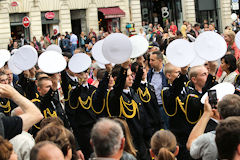 L'équipage du Kruzenchtern défile dans les rues de Bordeaux | Photo Bernard Tocheport