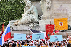 Bordeaux équipage du Kruzenshtern et confréries du Vin monument des Girondins | Photo Bernard Tocheport