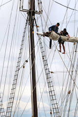 Bordeaux les marins du Marité roulant une voile | Photo Bernard Tocheport