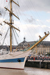 Bordeaux le public accueille l'arrivée du MIR | Photo Bernard Tocheport