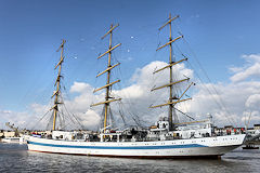 Le voilier Russe MIR entrant dans le port de la lune à Bordeaux | Photo Bernard Tocheport