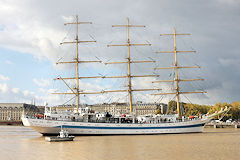 Manoeuvre d'accostage du MIR lors de son arrivée à  Bordeaux | Photo Bernard Tocheport