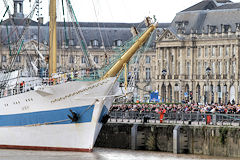 Public nombreux sur les quais de Bordeaux pour l'arrivée du 3 mâts Russe  MIR | Photo Bernard Tocheport