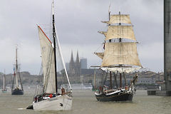 Bordeaux Etoile Molène et Morgenster au passage du pont Chaban Delmas | Photo Bernard Tocheport