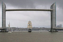 Toutes voiles dehors le Morgenster franchit le pont Chaban Delmas à Bordeaux | Photo Bernard Tocheport