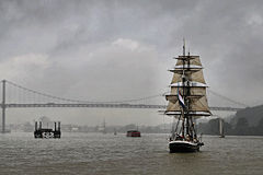 Le Morgenster approchant sous la pluie le pont d'Aquitaine à Bordeaux | Photo Bernard Tocheport