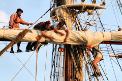 Bordeaux les marins du Morgenster en action sur les mâts | Photo Bernard Tocheport