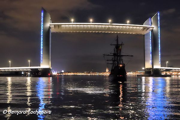 Silhouette du Nao Victoria franchissant le pont Chaban Delmas à Bordeaux | Photo Bernard Tocheport