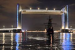 Silhouette du Nao Victoria franchissant le pont Chaban Delmas à Bordeaux | Photo Bernard Tocheport