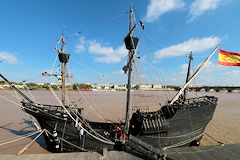 Trois mâts Nao Victoria devant le pont de pierre à Bordeaux | Photo Bernard Tocheport