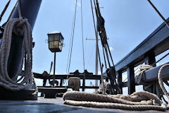 Bordeaux cordages sur le pont de la Caraque Nao Victoria | Photo Bernard Tocheport