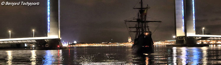 Nao Victoria franchissant de nuit le pont Chaban Delmas à Bordeaux | Photo Bernard Tocheport