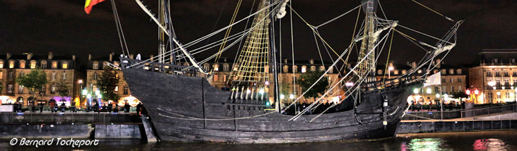 Vieux gréement Nao Victoria la nuit au ponton d'honneur de Bordeaux | Photo Bernard Tocheport
