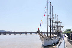 Voilier Pascual Flores devant le pont de pierre à Bordeaux | Photo Bernard Tocheport