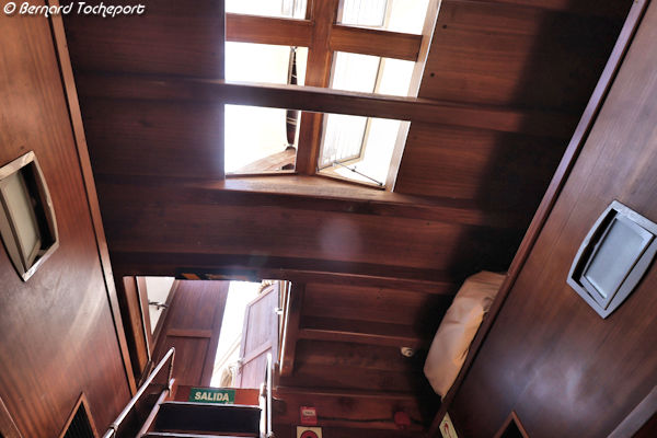 Intérieur bois du voilier Pascual Flores | Photo Bernard Tocheport