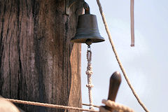 Cloche du voilier Pascual Flores | Photo Bernard Tocheport