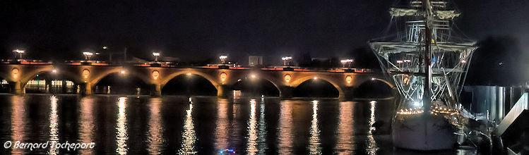 Vision nocturne du 3 mâts Pascual Flores à Bordeaux devant le pont de pierre | Photo Bernard Tocheport