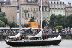Public au rendez-vous pour le départ de Pen Duick VI à Bordeaux | Photo Bernard Tocheport