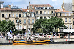 Le Renard Cotre Corsaire à hunier à quai à Bordeaux | Photo Bernard Tocheport