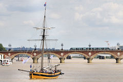 Le Renard naviguant devant le pont de pierre à Bordeaux | Photo Bernard Tocheport