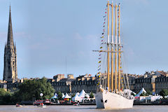 Face à la flèche Saint Michel de Bordeaux le Santa Maria Manuela manoeuvrant | Photo Bernard Tocheport