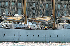 Le Santa Maria Manuela devant les façades des quais à Bordeaux | Photo Bernard Tocheport