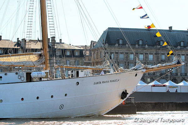 Le Santa Maria Manuela devant les tentes de la Fête du Vin à Bordeaux | Photo Bernard Tocheport