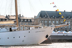 Le Santa Maria Manuela devant les tentes de la Fête du Vin à Bordeaux | Photo Bernard Tocheport