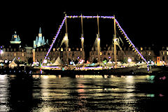 Eclairage et reflets du Santa Maria Manuela la nuit sur la Garonne à Bordeaux | Photo Bernard Tocheport