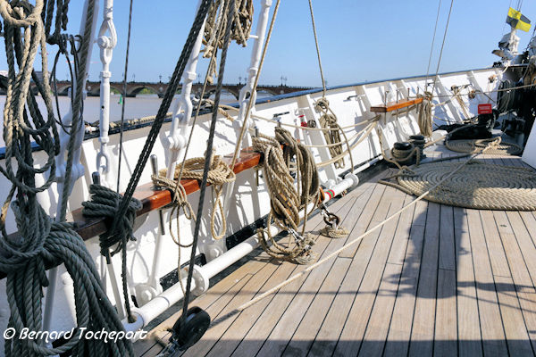 Sur le pont du Santa Maria Manuela 4 mâts du Portugal à Bordeaux | Photo Bernard Tocheport