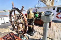 Barre et instruments de navigation sur le Santa Maria Manuela à Bordeaux | Photo Bernard Tocheport