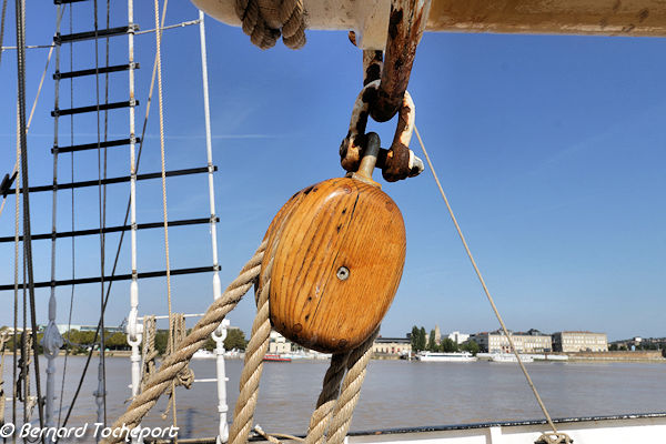 Haubans et poulie du Santa Maria Manuela et rive droite à Bordeaux | Photo Bernard Tocheport