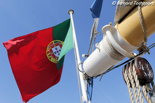 Drapeau Portugais flottant sur le Santa Maria Manuela | Photo Bernard Tocheport
