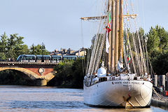 Poupe du Santa Maria Manuela et tram circulant sur le pont de pierre à Bordeaux | Photo Bernard Tocheport