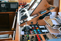 Equipements dans la timonerie du Santa Maria Manuela à Bordeaux | Photo Bernard Tocheport