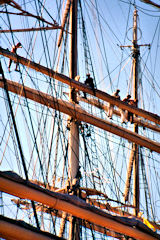 Pauillac 1990 marins du Sedov sur les vergues | Photo Bernard Tocheport