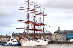 Bordeaux 2 remorqueurs pour assister le demi tour du SEDOV | Photo Bernard Tocheport