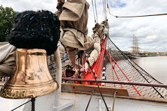 Cloche du SEDOV et vue sur le Kruzenshtern à Bordeaux | Photo Bernard Tocheport