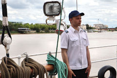 Marin sur le pont du Sedov face aux quai des Queyries à Bordeaux | Photo Bernard Tocheport