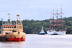 Le 4 mâts Sedov et ses 2 remorqueurs devant la Maqueline à Bordeaux | Photo Bernard Tocheport