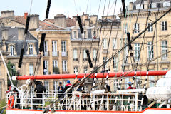 Bordeaux marins à l'arrière du Sedov devant les façades des quais | Photo Bernard Tocheport