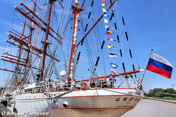 Drapeau Russe à la proue du Sedov amarré aux quais de Bordeaux | Photo Bernard Tocheport