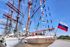 Drapeau Russe à la proue du Sedov amarré aux quais de Bordeaux | Photo Bernard Tocheport