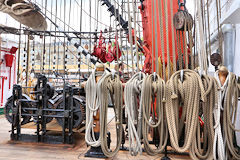 Treuils et cordages du vieux gréement Russe Sedov à Bordeaux | Photo Bernard Tocheport