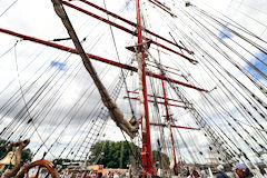 Bordeaux perspective sur les mâts depuis le pont du Sedov | Photo Bernard Tocheport