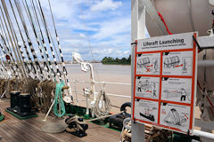Sur le pont du Sedov consignes de sécurité et vue sur la Garonne | Photo Bernard Tocheport