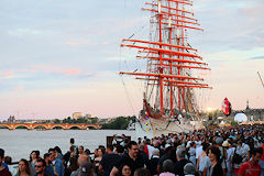 Bordeaux le pont de pierre et le Sedov pendant  la Fête du fleuve | Photo Bernard Tocheport