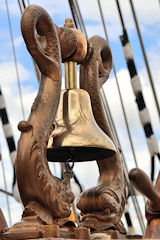 Support 2 poissons pour une cloche à bord du Sedov | Photo Bernard Tocheport