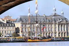 Le 3 mâts Shtandart devant les façades des quais à Bordeaux | Photo Bernard Tocheport